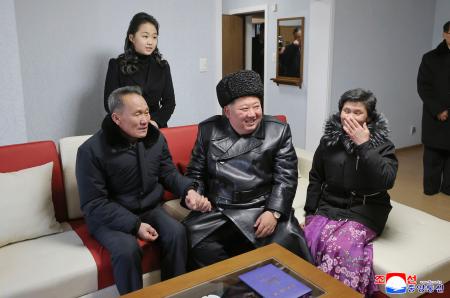 北朝鮮兵遺族に提供される住宅を訪問する金正恩朝鮮労働党総書記（手前中央）。奥左は娘＝１５日、平壌（朝鮮中央通信＝共同）
