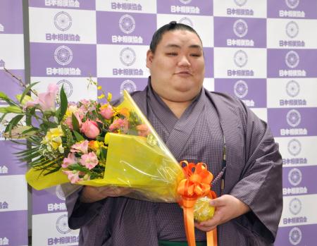 現役引退の記者会見を終え、花束を手にする元幕内大翔鵬＝１６日、両国国技館