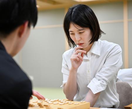 プロ棋士編入試験５番勝負の第２局で片山史龍四段（左）に敗れ、対局を振り返る福間香奈女流五冠＝１６日、東京都渋谷区の将棋会館