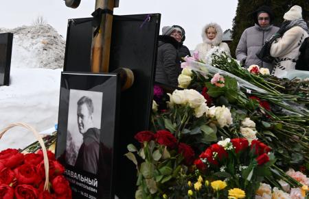 命日に当たる１６日に多くの花が手向けられたナワリヌイ氏の墓＝モスクワ（共同）