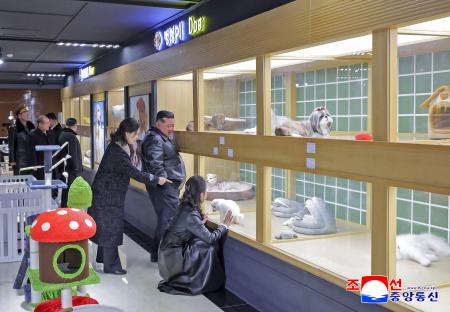 平壌の和盛地区でペットショップを視察する北朝鮮の金正恩朝鮮労働党総書記（中央）と妻子＝１６日（朝鮮中央通信＝共同）