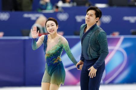 ミラノ・コルティナ冬季五輪のフィギュアスケートペア・フリーの演技を終えた中国代表隋文静（左）、韓聡組＝１６日、イタリア・ミラノ（共同）