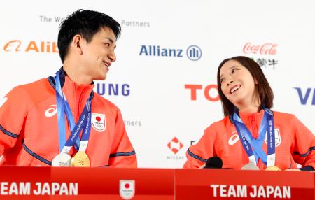 メダルを胸に記者会見する三浦璃来（右）、木原龍一組＝１７日、イタリア・ミラノ（共同）