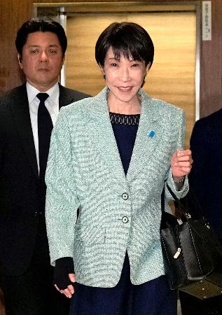 自民党役員会に向かう高市首相。衆院選圧勝で誕生した「巨大与党」は数の力を背景に、２０２６年度予算案の早期成立を最優先に進める＝１７日午前、東京・永田町の党本部