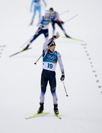 男子個人ラージヒル　後半距離でゴールする渡部暁斗＝テーゼロ（共同）