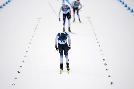 男子個人ラージヒル　後半距離のゴールを前に一礼する渡部暁斗＝テーゼロ（共同）