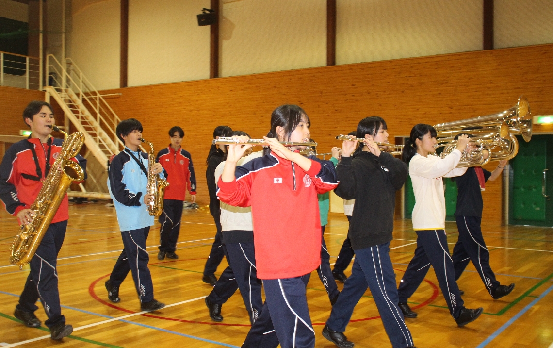 厳しい練習に励む吹奏楽部のメンバー＝佐伯市の日本文理大付属高