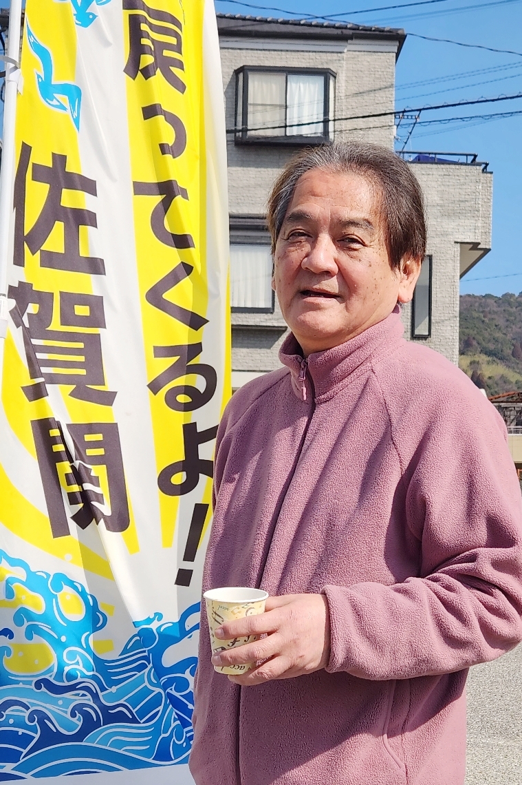 田中公民館で定期的にコーヒーなどを提供する渡辺忠孝さん＝大分市佐賀関