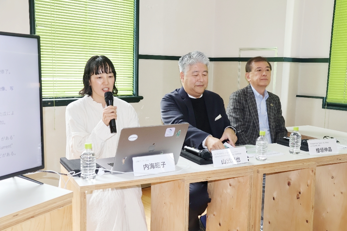 作品について説明する内海昭子さん（左）ら＝別府市創造交流発信拠点