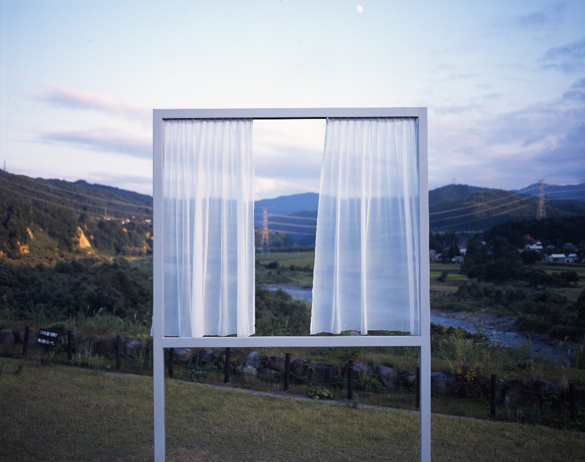 内海昭子さんの過去作品「たくさんの失われた窓のために／Ｆｏｒｌｏｔｓ　ｏｆ　ｌｏｓｔ　ｗｉｎｄｏｗｓ　２００６©Ｊｕｎ　Ｓａｎｂｏｎｍａｔｓｕ