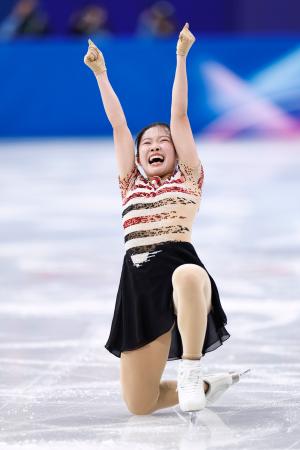 女子ＳＰの演技を終え、ガッツポーズする中井亜美＝ミラノ（共同）