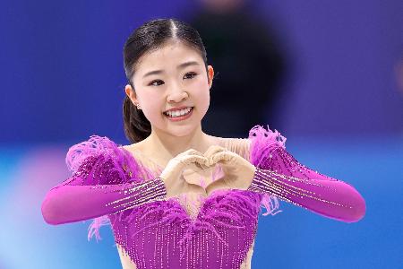 女子ＳＰの演技を終え、カメラに向かいポーズをとる千葉百音＝ミラノ（共同）