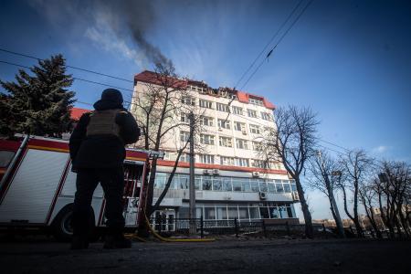 １７日、ロシアの無人機攻撃を受けて損傷したウクライナ北東部スムイの建物（ゲッティ＝共同）