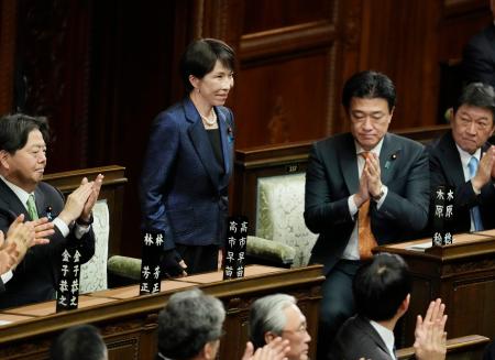 衆院本会議で第１０５代首相に指名され、起立する高市早苗首相。衆院定数の４分の３を占める巨大与党による国会運営が始動した＝１８日午後３時１分