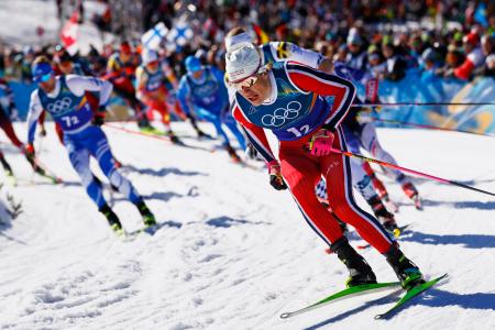 男子団体スプリント・フリー決勝　力走するノルウェーのヨハンネスヘスフロト・クレボ（手前）＝テーゼロ（共同）