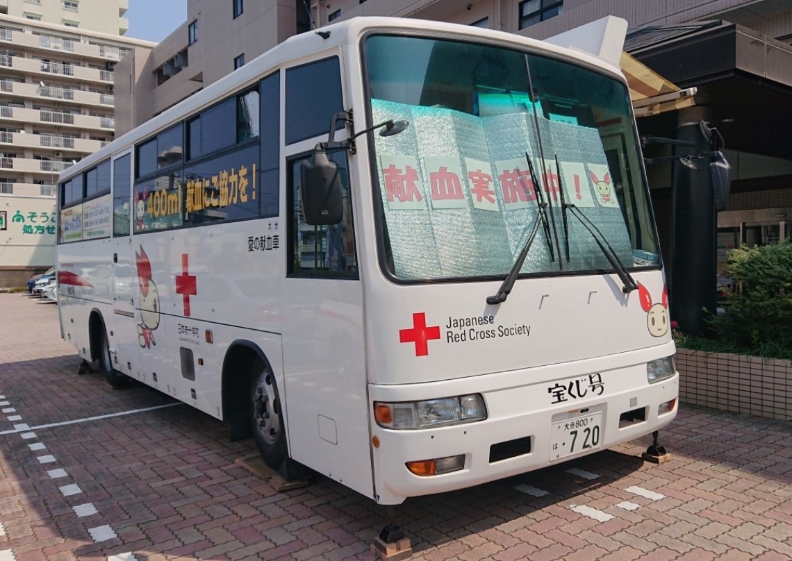 各地を巡る献血バス
