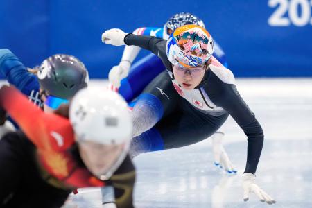 女子３０００メートルリレー順位決定戦　滑走する金井莉佳＝ミラノ（共同）