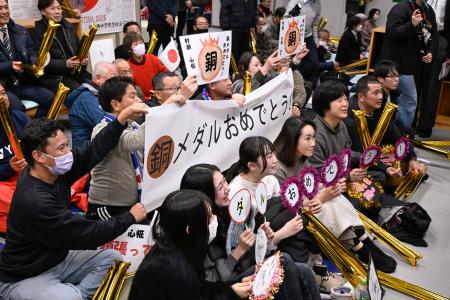 パブリックビューイング会場で村瀬心椛の銅メダル獲得を祝う人たち＝１９日未明、岐阜市