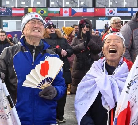 会場に駆け付けた岩渕麗楽の地元・岩手県一関市の後援会会長鈴木正敏さん（左）＝１８日、イタリア・リビーニョ（共同）