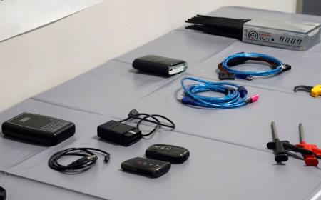 車の窃盗に用いられたとみられる機器＝１９日午前、警視庁志村署