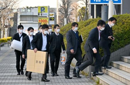家宅捜索のため、運営会社の前社長が経営する千葉市の会社に入る警視庁の捜査員ら＝１９日午後４時２３分