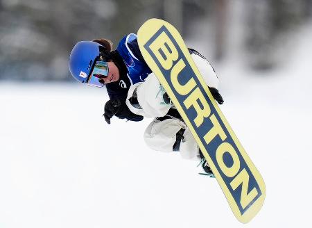 女子スロープスタイル決勝　ジャンプする深田茉莉＝１８日、リビーニョ（共同）