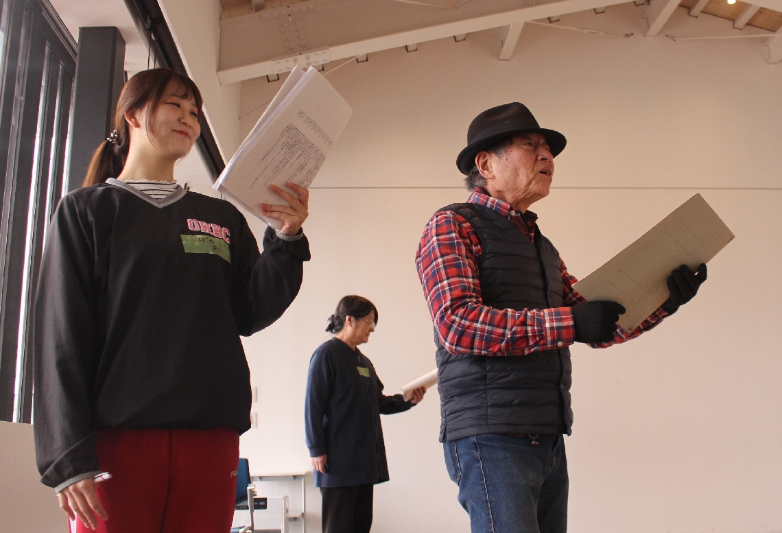 朗読劇の稽古に臨む出演者たち