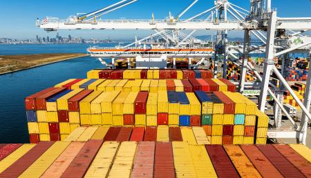 米西部オークランドの港で、船に積み込まれるコンテナ＝２０２５年８月（ＡＰ＝共同）