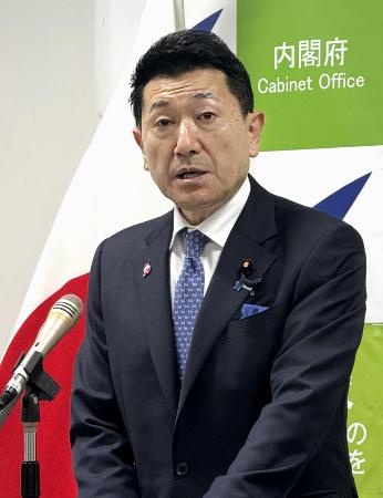 記者会見する赤間領土問題相＝２０日午前、東京・永田町