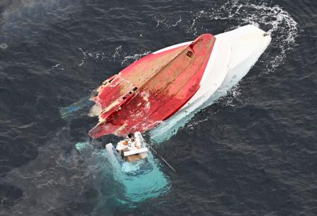 貨物船と衝突し、船体が割れた遊漁船「功成丸」の船首部分＝２０日午後３時５１分、三重県鳥羽市沖（共同通信社ヘリから）