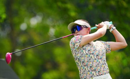 第２ラウンド、通算１３アンダーで３位の岩井千怜＝サイアムＣＣ（共同）