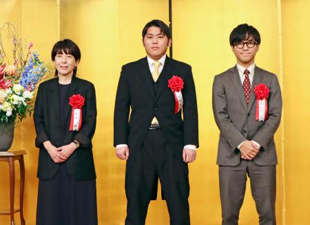 芥川、直木両賞の贈呈式で写真に納まる（左から）直木賞の嶋津輝さん、芥川賞の畠山丑雄さんと鳥山まことさん＝２０日午後、東京都内