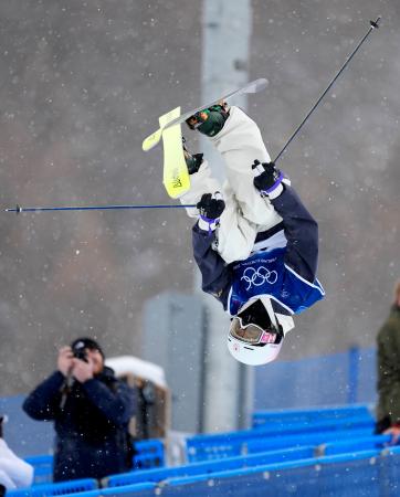 男子ハーフパイプ予選　技を決める松浦透磨＝リビーニョ（共同）