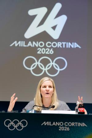 記者会見するＩＯＣのコベントリー会長＝２０日、イタリア・ミラノ（共同）