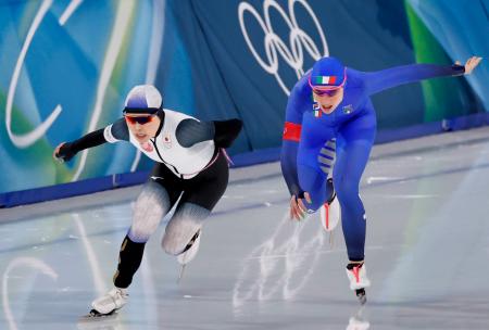 女子１５００メートル　滑走する佐藤綾乃。右は同走のイタリア選手＝ミラノ（共同）