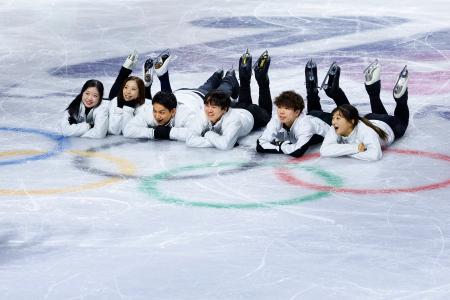 エキシビションの練習に参加し、記念撮影する（左から）中井亜美、三浦璃来、木原龍一、鍵山優真、佐藤駿、坂本花織＝ミラノ（共同）