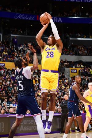 クリッパーズ戦でシュートを放つレーカーズの八村＝ロサンゼルス（ＮＢＡＥ・ゲッティ＝共同）