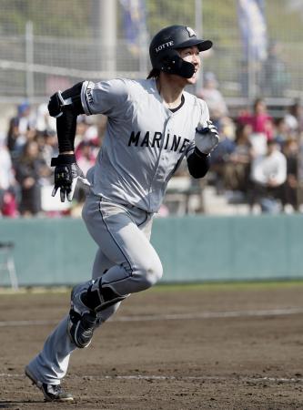 ７回、右越えに本塁打を放ったロッテ・藤原＝金武