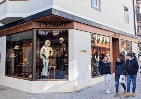 イタリア・コルティナダンペッツォにあるプラダの店舗＝１８日（共同）