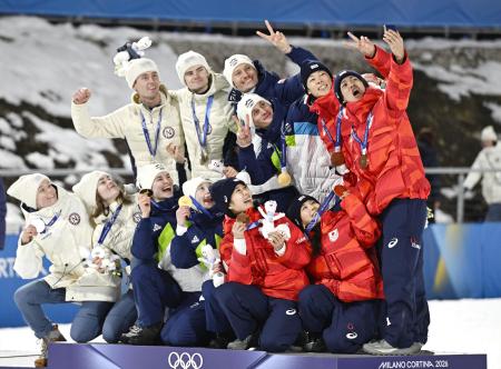ノルディックスキー・ジャンプ混合団体の表彰式で自撮りする二階堂蓮（右端）ら＝１０日、イタリア・プレダッツォ（共同）