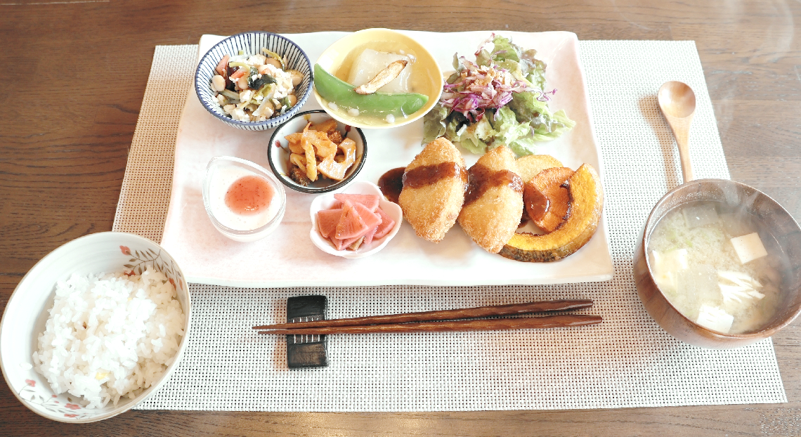 くるまふのカツや季節の野菜などを使った料理が並ぶ「御菜膳」