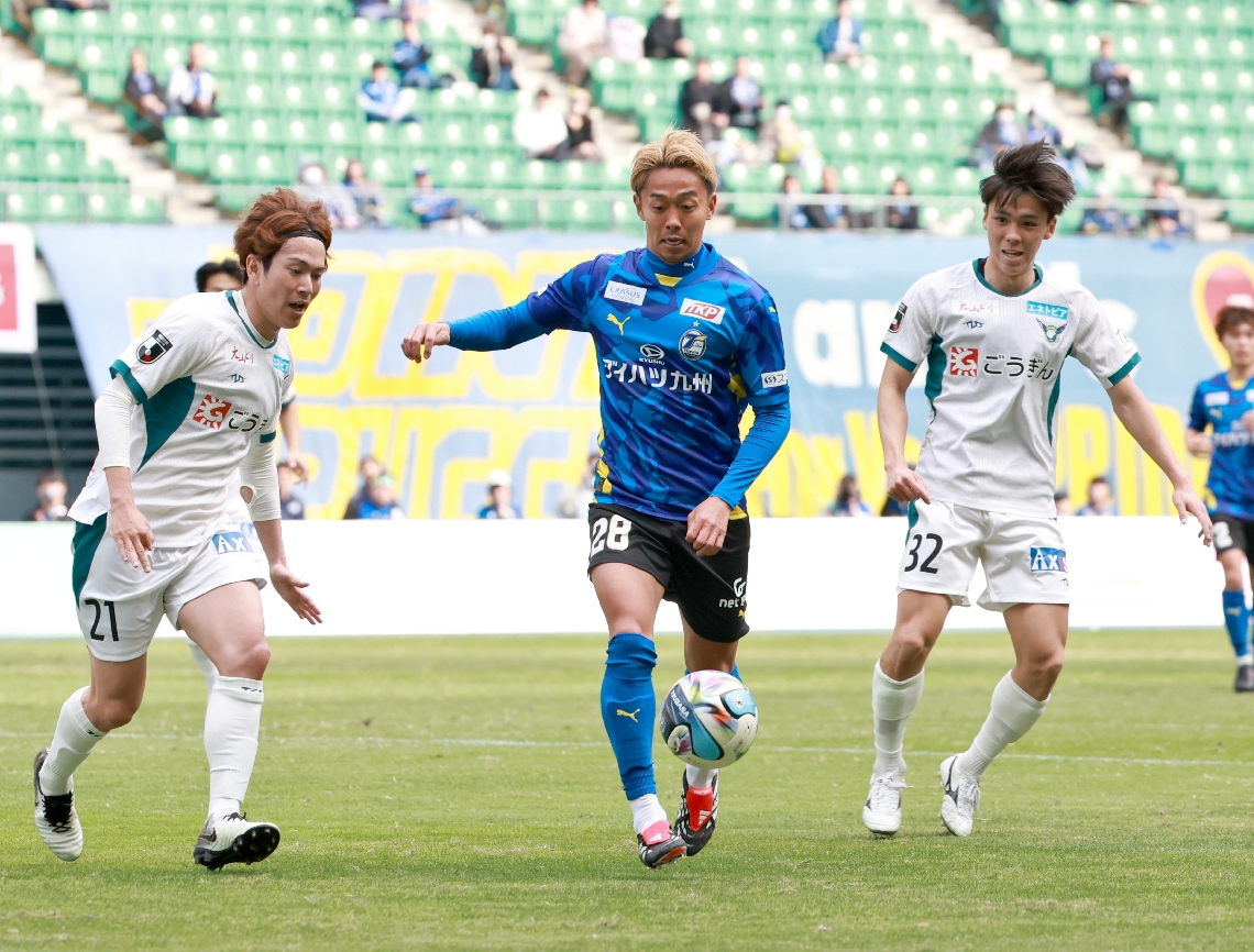 【大分－鳥取】後半、相手と競り合う大分のＭＦ清武（中央）