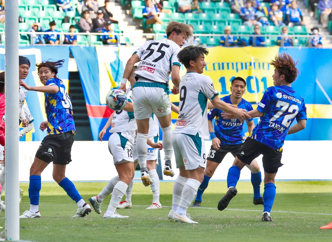 【大分－鳥取】後半２５分、ヘディングで先制点を決める大分のＭＦ山口（右端）