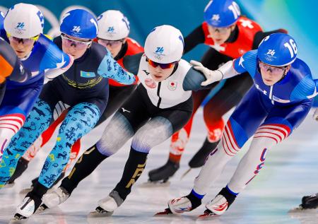 女子マススタート決勝　滑走する佐藤綾乃（右から３人目）＝ミラノ（共同）