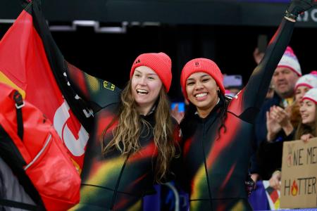 女子２人乗りで優勝し、喜ぶノルテ（左）、レビ組＝コルティナダンペッツォ（共同）