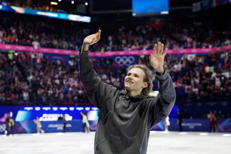 エキシビションのフィナーレで手を振るイリア・マリニン＝ミラノ（共同）