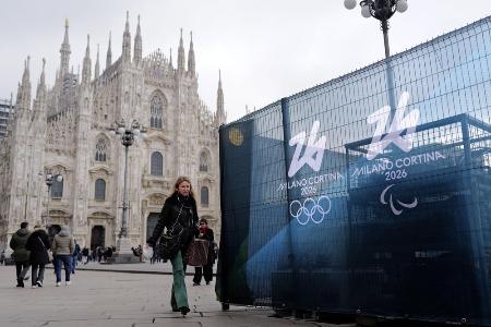 ミラノ・コルティナ冬季五輪とパラリンピックのマークが掲示された大聖堂周辺＝１月、イタリア・ミラノ（共同）