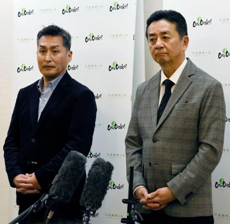 記者団の取材に応じる、大阪維新の会市議団の竹下隆幹事長（右）ら＝２２日午後、大阪市中央区
