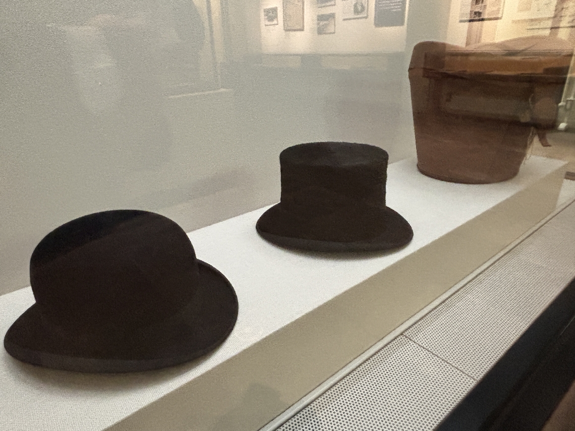 特別展示された諭吉のおい中上川彦次郎のシルクハット＝中津市留守居町の福沢記念館