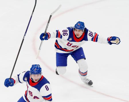 カナダ―米国　延長、決勝ゴールを決め喜ぶ米国のＪ・ヒューズ（右）＝ミラノ（共同）